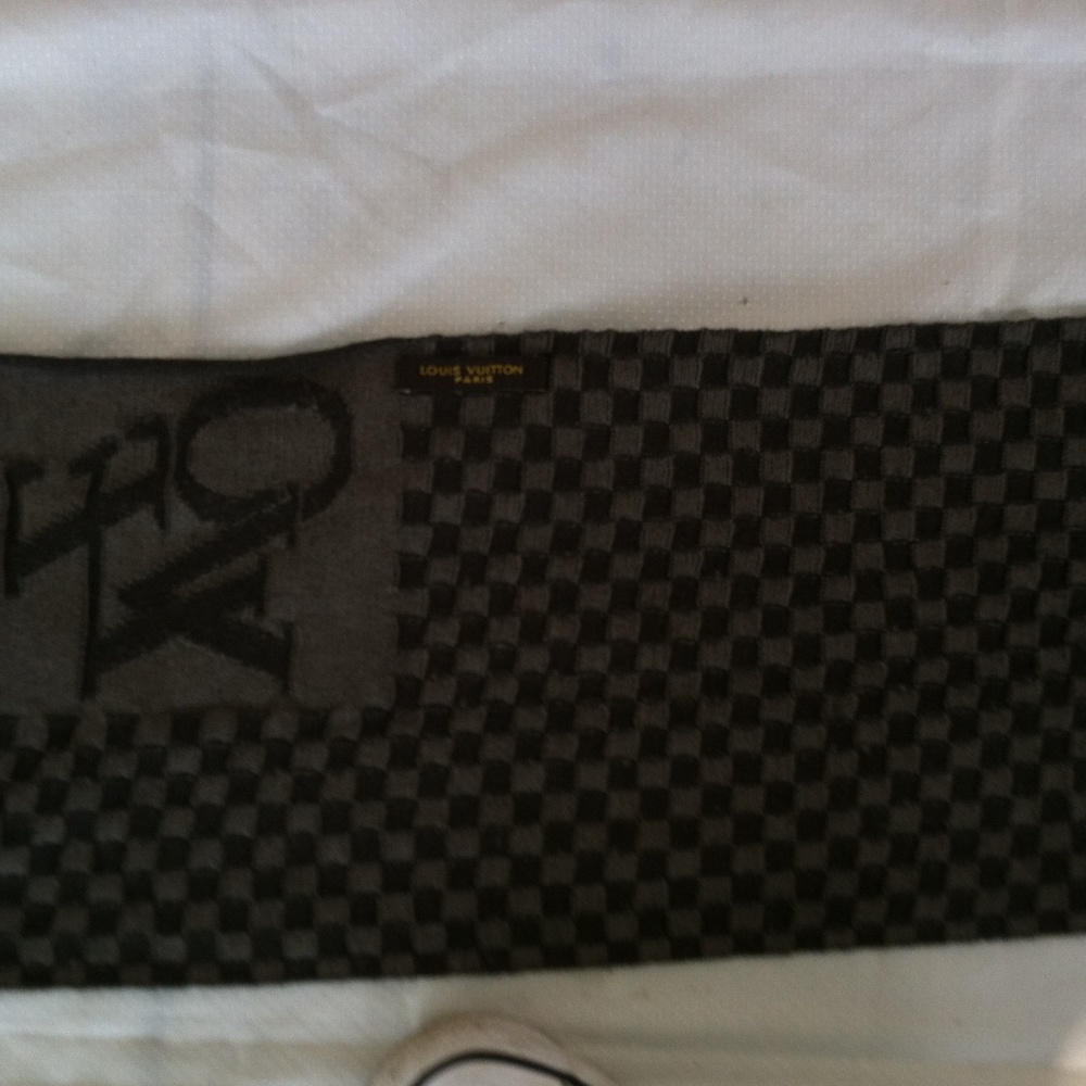 LOUIS VUITTON SCARF